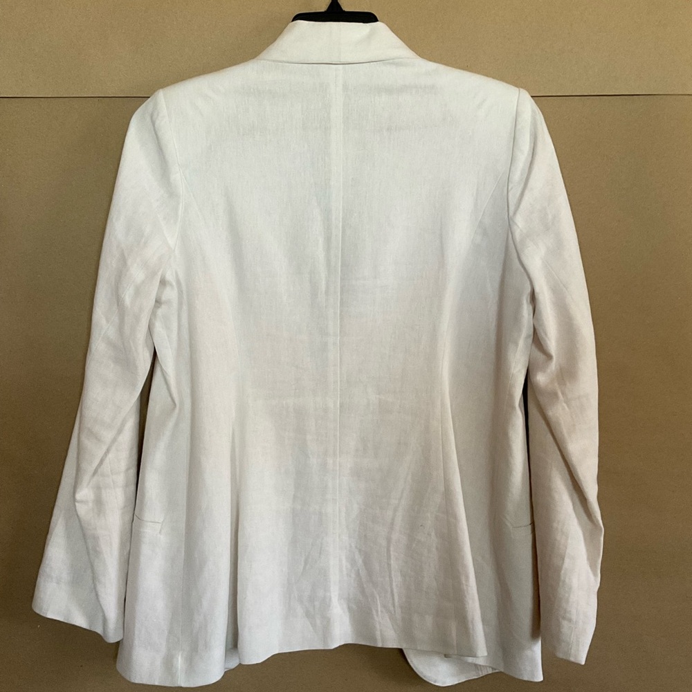 Larry Levine linen blend White Blazer. Size 10 - Picture 6 of 8